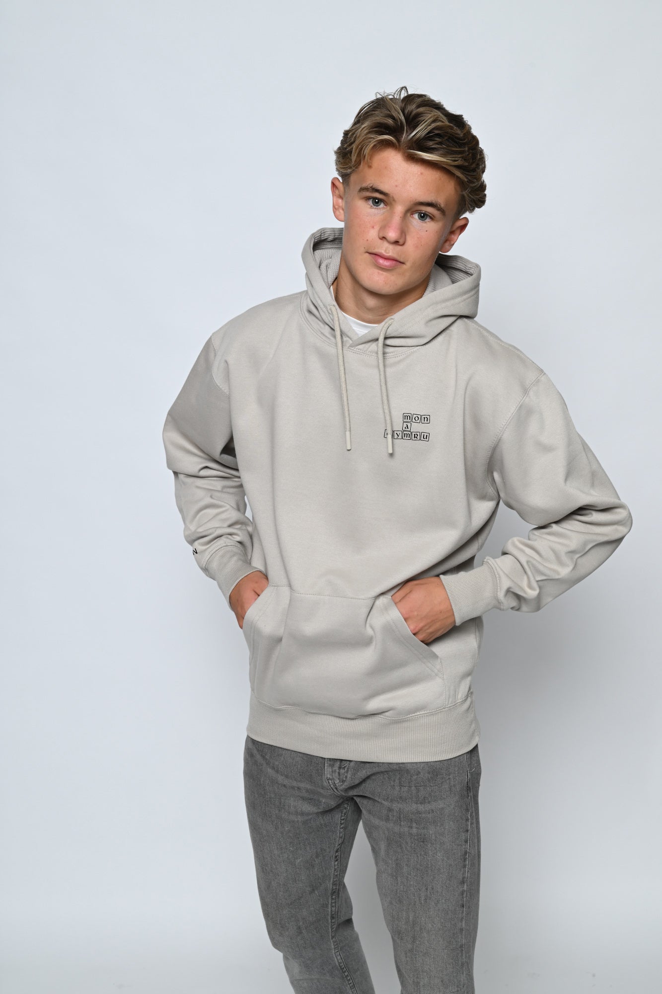 Scrabble Môn Mam Cymru Hoodie